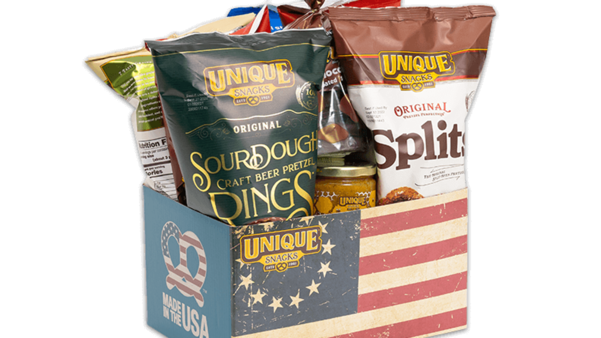 https://www.uniquesnacks.com/wp-content/uploads/Gift_baskets/Gift_boxes/COLONIALBX-colonial-flag-basket-box-full-new-1200x675.png
